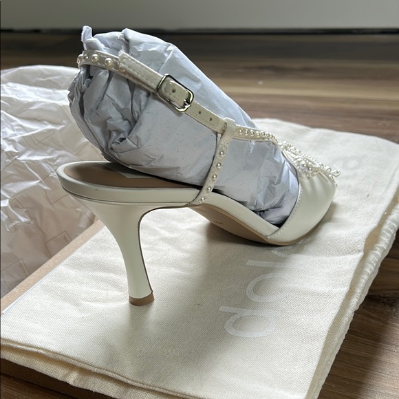 Dolce Vita White Satin Pearl Heels - Size 7 - Picture 5 of 9